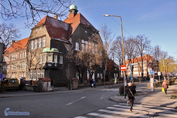 W SP nr 2 wymieniono stare okna na nowe – szczelne i chroniące przed zimnem.