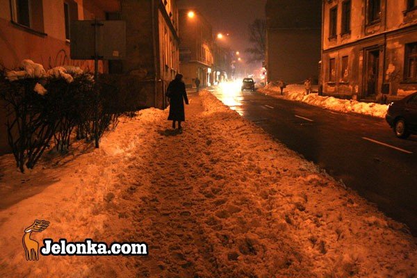 brniecie-w-brei-posniegowe-boto-na-chodnikach-i-parkingach-31210