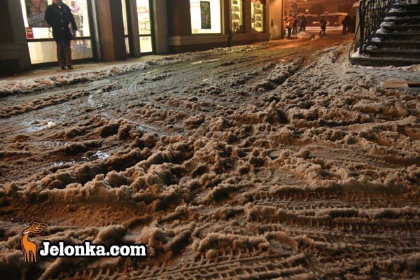 brniecie-w-brei-posniegowe-boto-na-chodnikach-i-parkingach-31210