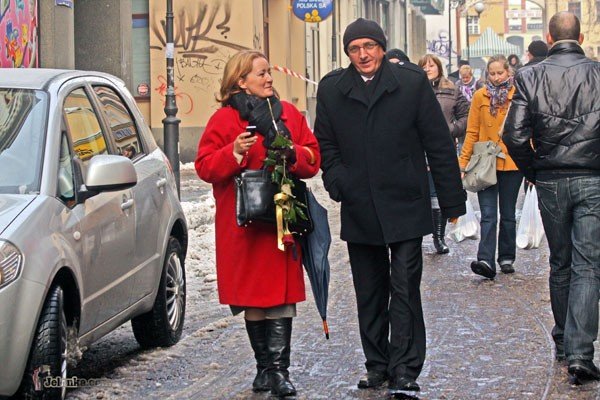 Iwona Plecety, dyrektor SP nr 13, oraz Paweł Domagała, szef ZSO nr 1, wracają ze spotkania z ustępującym prezydentem miasta.