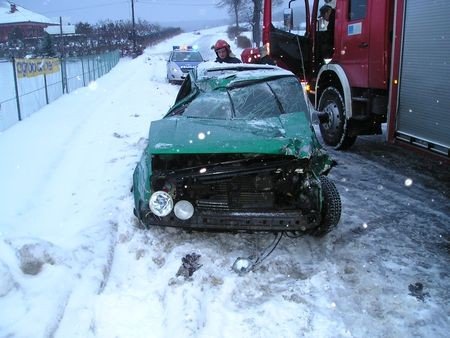 na-dwoch-gazach-golfem-wjecha-pod-naczepe-31244