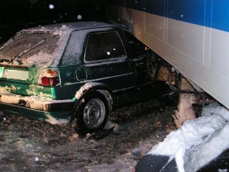 na-dwoch-gazach-golfem-wjecha-pod-naczepe-31244