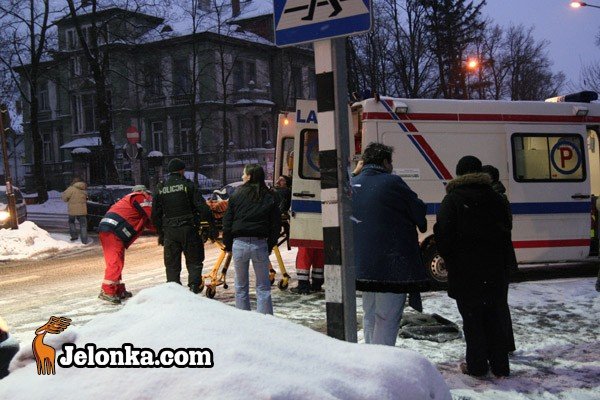 rozbi-gowe-o-kraweznik-pech-na-sliskim-przejsciu-31250