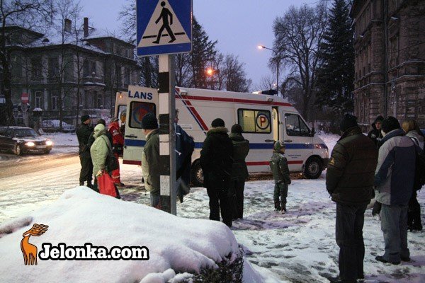 rozbi-gowe-o-kraweznik-pech-na-sliskim-przejsciu-31250