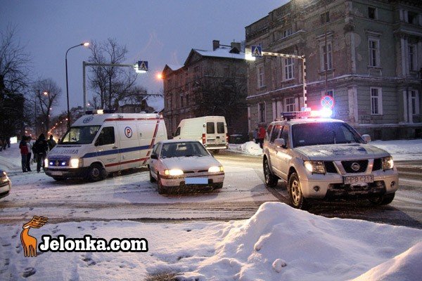 rozbi-gowe-o-kraweznik-pech-na-sliskim-przejsciu-31250
