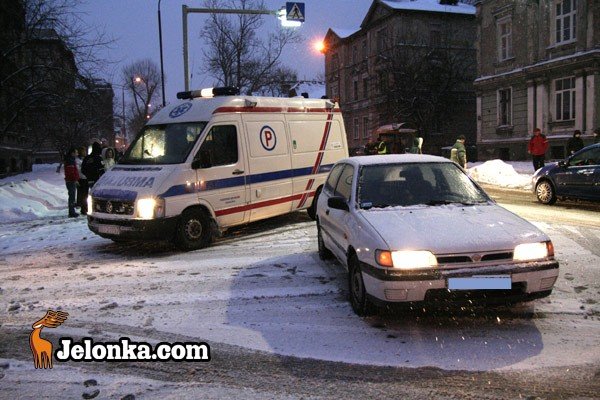 rozbi-gowe-o-kraweznik-pech-na-sliskim-przejsciu-31250