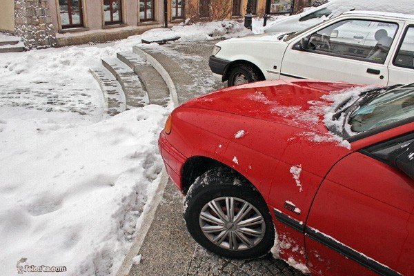 toczno-na-parkingu-przed-ratuszem-31264