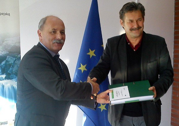 Prezes Wodnika Wojciech Jastrzębski po podpisaniu umowy z przedstawicielem wykonawcy.