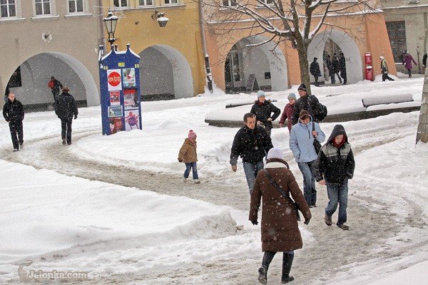 Dziś brniemy wśród zasp w śnieżnej brei.
