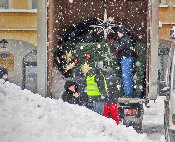 choinka-w-rynku-z-drobnym-poslizgiem-31349