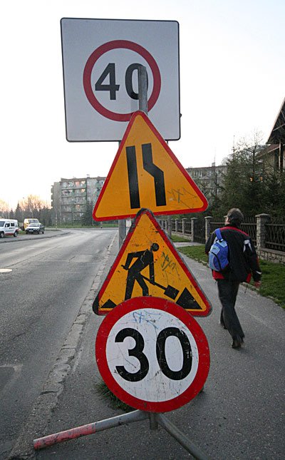 30 czy 40 km/godz? Odpowiedź znają ci, którzy ten znak ustawili.