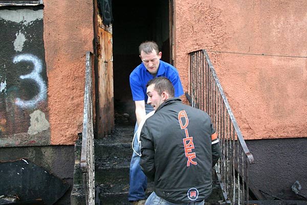 Wypalona klatka schodowa zniszczonego budynku.