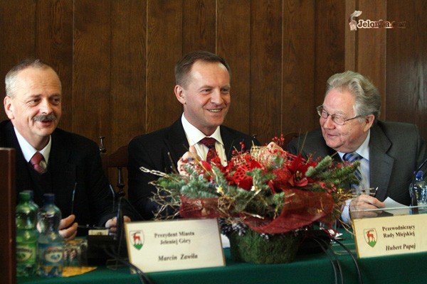 Marcin Zawiła podczas wczorajszego posiedzenia rady miasta, jeszcze przed wygaśnięciem mandatu Huberta Papaja. Obok sekretarz obrad – Józef Gajewski.