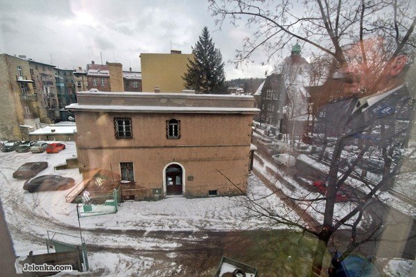 Dawne kasyno z byłą izbą dziecka, po której na piętrze pozostały okratowane okna. Widok z perspektywy dawnej paszportówki, obecnie komendy straży miejskiej.