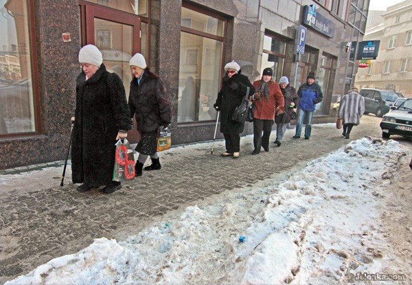 Zima jest szczególnie uciążliwa dla osób starszych.