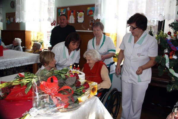 sto-trzy-swieczki-na-urodzinowym-torcie-31666