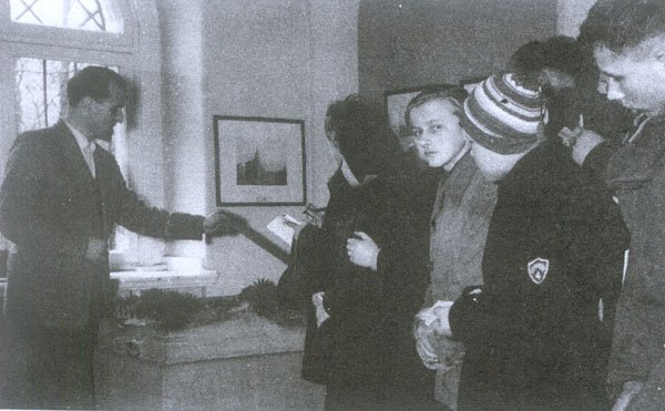 Steć oprowadza wycieczkę po Muzeum Okręgowym (dziś Karkonoskie), lata 60-te ubiegłego wieku.