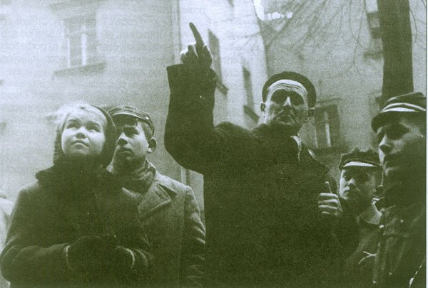 Wycieczka na tyłach kamienic przy ulicy Konopnickiej. O jeleniogórskich zabytkach opowiada T. Steć.