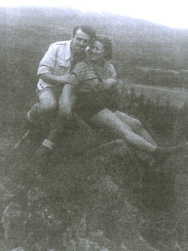 Pamiątka z wycieczki w góry z lat 50-tych. Tadeusz Steć z nieznaną turystką.
