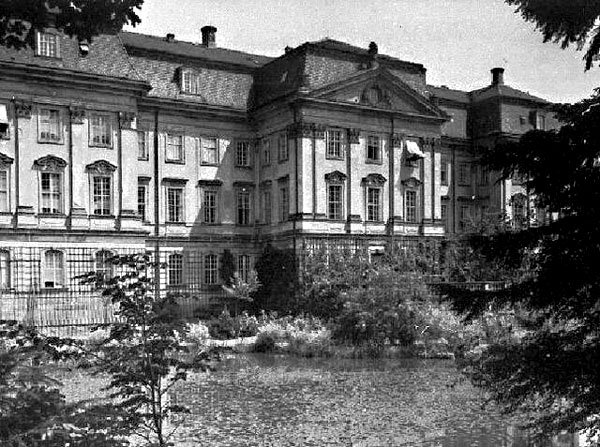 Pałac w Radomierzycach: to tu Tadeusz Steć i płk. Jaroszewicz penetrowali tajne archiwa.