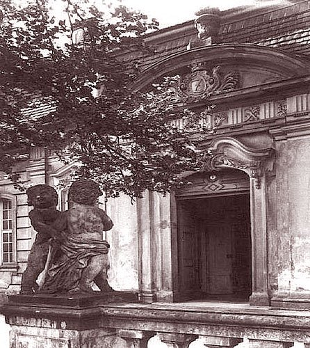 Niemymi świadkami pasjonującej historii pozostają rzeźby w pałacowych ogrodach.