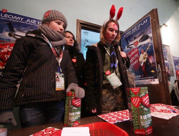 W harcerskim sztabie WOŚP podczas 17. finału orkiestry. Styczeń 2009.