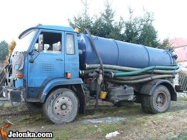 grozny-wypadek-przy-hotelu-jan-volkswagenem-w-drzewo-31748