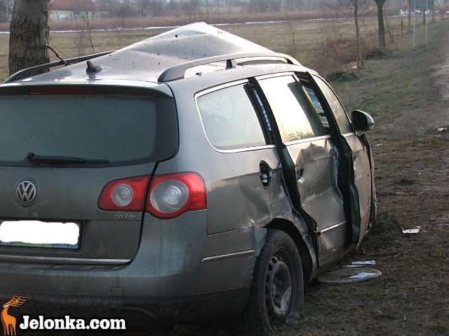 grozny-wypadek-przy-hotelu-jan-volkswagenem-w-drzewo-31748