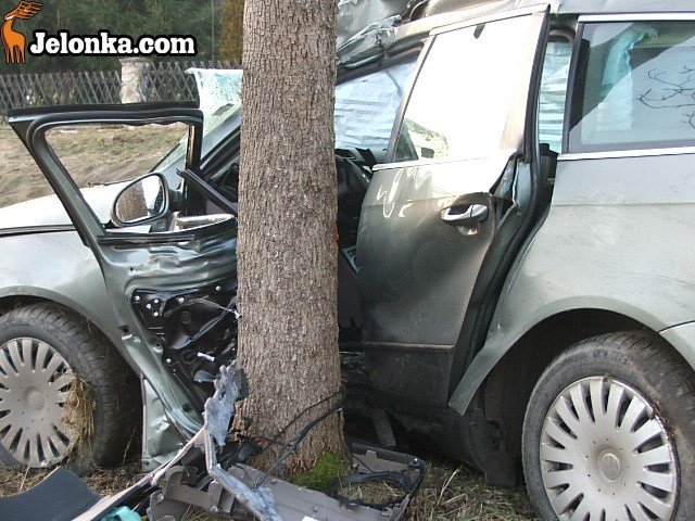 grozny-wypadek-przy-hotelu-jan-volkswagenem-w-drzewo-31748