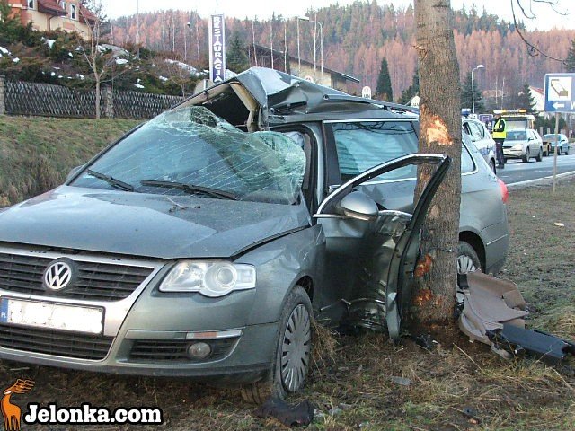 grozny-wypadek-przy-hotelu-jan-volkswagenem-w-drzewo-31748