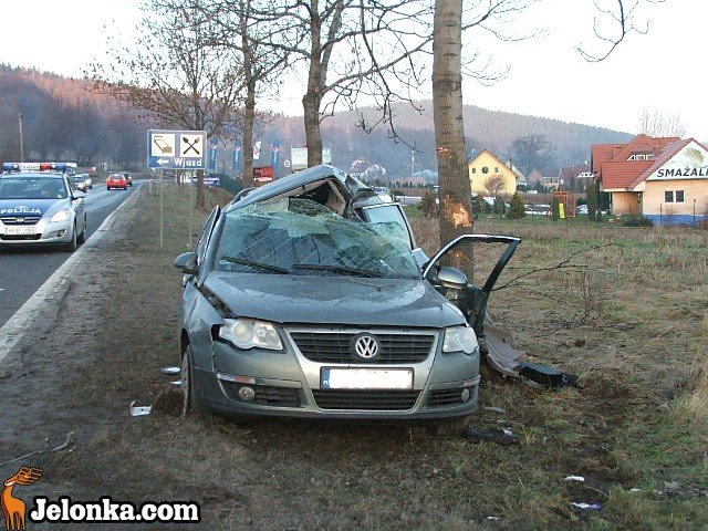 grozny-wypadek-przy-hotelu-jan-volkswagenem-w-drzewo-31748