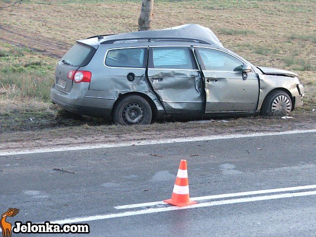 grozny-wypadek-przy-hotelu-jan-volkswagenem-w-drzewo-31748