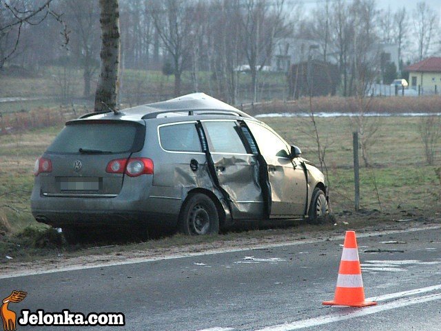 grozny-wypadek-przy-hotelu-jan-volkswagenem-w-drzewo-31748