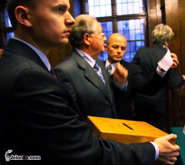 Oliwer Kubicki na pierwszej sesji rady miasta nowej kadencji. Grudzień 2010.