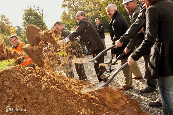 Symboliczne wbicie szpadla na początek największej inwestycji drogowej w mieście (7 X 2010). Umowa warta jest 82 miliony 930 tysięcy złotych.