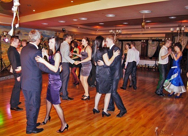 pierwsze-studniowki-w-jeleniej-gorze-abiturienci-bawia-sie-z-klasa-31854