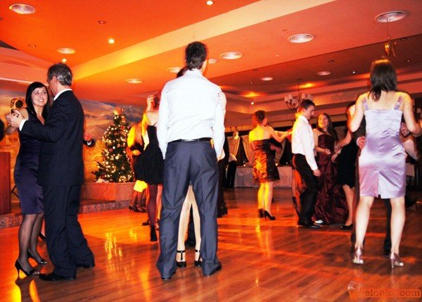 pierwsze-studniowki-w-jeleniej-gorze-abiturienci-bawia-sie-z-klasa-31854