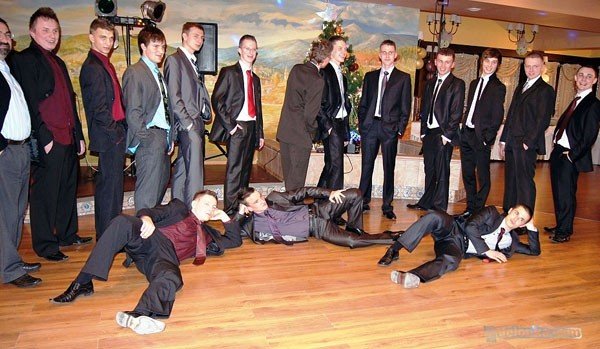 pierwsze-studniowki-w-jeleniej-gorze-abiturienci-bawia-sie-z-klasa-31854