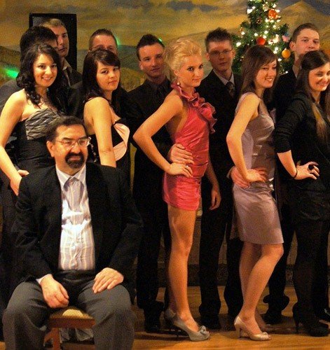pierwsze-studniowki-w-jeleniej-gorze-abiturienci-bawia-sie-z-klasa-31854