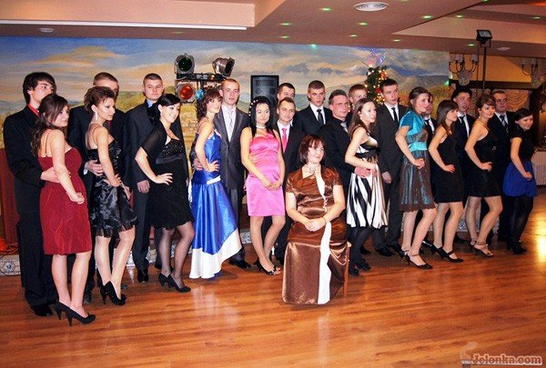 pierwsze-studniowki-w-jeleniej-gorze-abiturienci-bawia-sie-z-klasa-31854