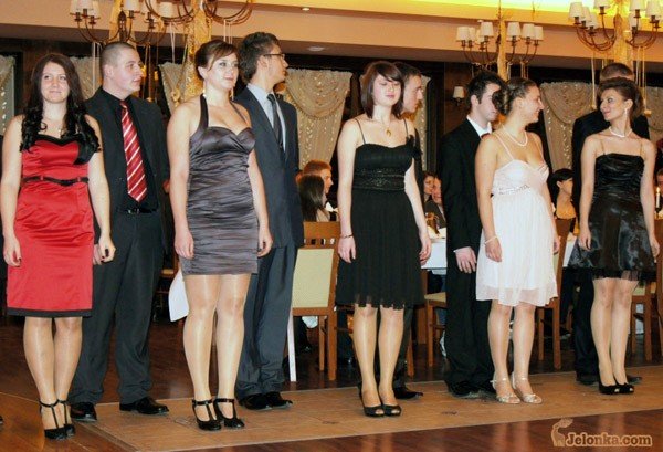 pierwsze-studniowki-w-jeleniej-gorze-abiturienci-bawia-sie-z-klasa-31854