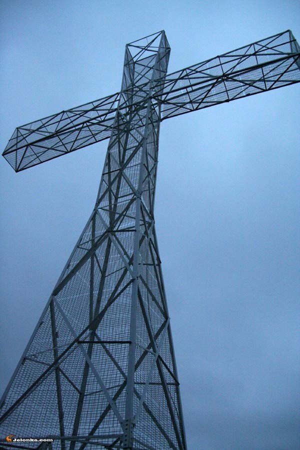 wandalizm-nie-zna-granic-krzyz-milenijny-zdewastowany-31860