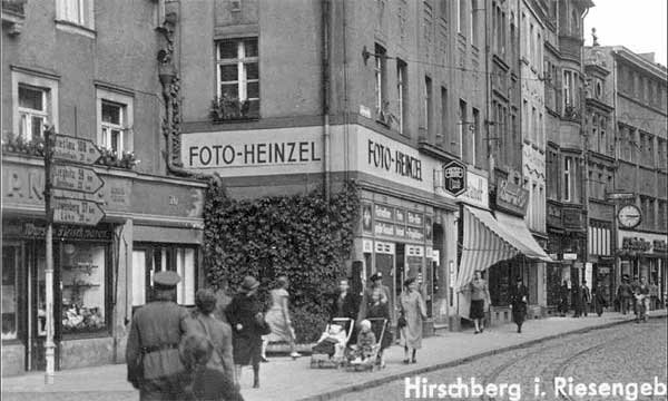 Hidenburgstr. w stronę centrum. Po prawej secesyjny dom towarowy. Dziś Galeria Karkonoska.