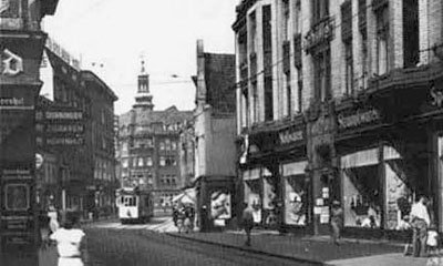 Hindenburgstrasse w 1935 roku. Nie był to tylko pieszy deptak, ale normalna ulica. Widać drogowskazy prowadzące ku Wrocławiowi, Legnicy i Lwówkowi.
