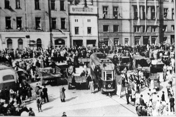 Sporny czas powstania tego zdjęcia. Muzeum Karkonoskie – 1945.46. Henryk Magoń: lata 50. XX wieku