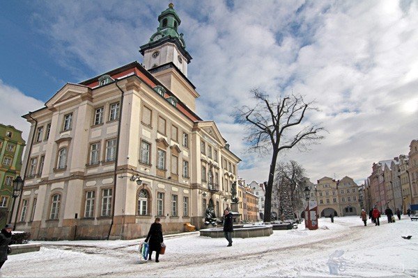 Za dnia spokojny plac Ratuszowy, nocą staje się areną rozmaitych poalkholowych ekcesów.