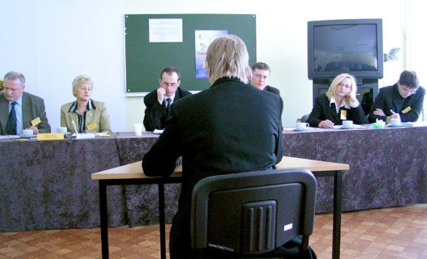 Miłosz Kamiński (w tle) pośród jurorów ostatniej edycji Olimpiady Praw Człowieka.