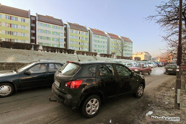 Samochodów w Jeleniej Górze jest coraz więcej. Tłoczno robi się nawet na w miarę spokojnych uliczkach. Na zdjęciu – ul. Jelenia.
