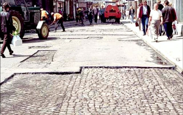 Komu przeszkadzała dziewiętnastowieczna nawierzchnia z solidnej kostki kamiennej? Na zdjęciu po odsłonięciu części asfaltu jeszcze przed postawieniem repliki Bramy Wojanowskiej w 1998 roku.