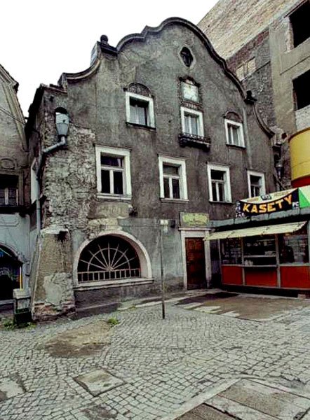 Dawny rzeźnik, później Bar Jelonek, w końcu Unibar – jedna z najstarszych kamienic w mieście w fazie upadku.